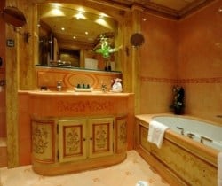 Chalet Apartment Summit I: Master Bathroom