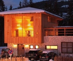 Chalet Morisa-Exteriors by night