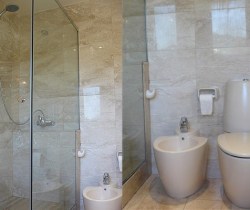 Villa Vidrera: Bathrooms