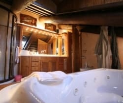 Chalet Rouge: Master bathroom