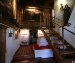 Chalet Rouge: Stairs