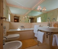 Chalet Hawk: Bathroom