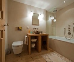 Chalet Hawk: Bathroom