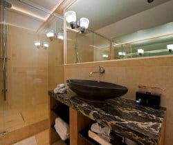 Chalet Hawk: Shower room