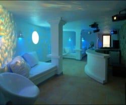 Villa Gaia: Indoor disco