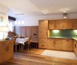 Chalet Apartment Alisso: Kitchen and dining area