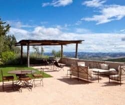 Villa Orcia: Outdoor chill out area