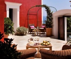 Villa Peacock: Oudoor chill out area