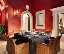 Villa Peacock: Al fresco dining area by night