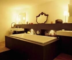 Chesa Lapunt: Master Bathroom