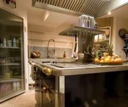 Chalet Himalaya: Kitchen