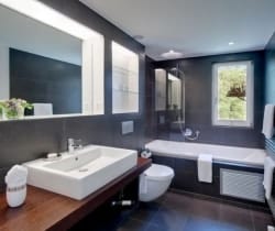 Chalet Apartment Emi: Master bathroom