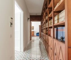 Villa-Ninfea-Bookshelf-with-books