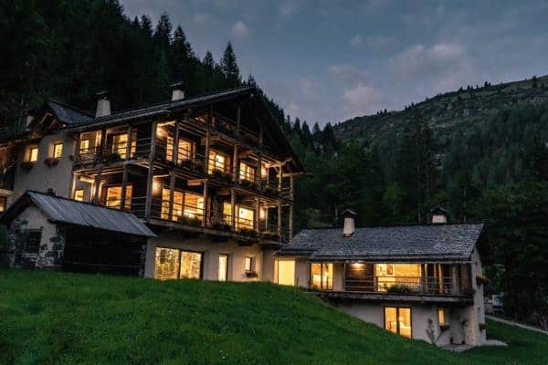Chalet-Naturae-Exterior-by-night