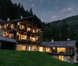 Chalet-Naturae-Exterior-by-night