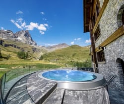 Chalet-Eden-Outdoor-jacuzzi