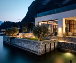 Villa-Breakwater_Griante-Exterior-views-by-sunset