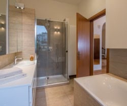 Villa-Croff-Bathroom