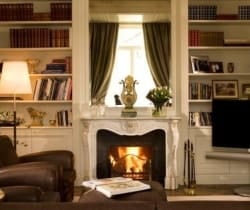 Villa Griante: Fireplace