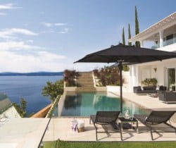 Villa-Nissaki-Swimming-pool