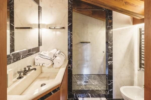 Chalet-Mietres-Master-suite-bathroom