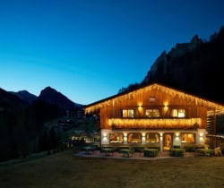 Chalet-Apartment-Sandera-Exterior-by-night