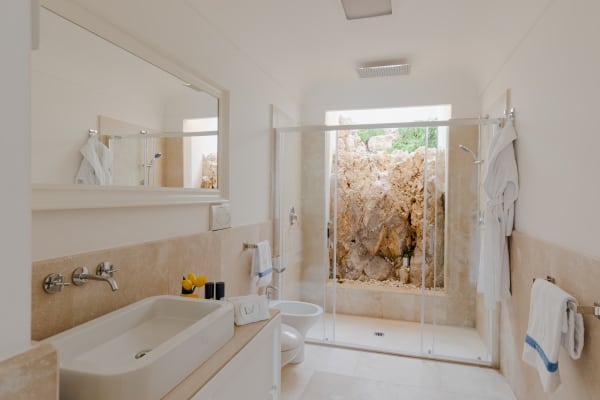 Villa-Bouganville-Master-suite-bathroom