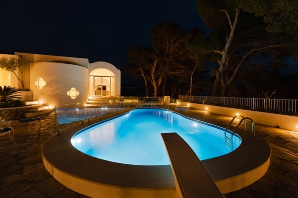 Villa-Bouganville-Swimming-pool-by-night