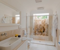 Villa-Bouganville-Master-suite-bathroom
