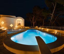 Villa-Bouganville-Swimming-pool-by-night