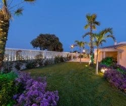 Villa-Hibiscus-Garden-by-night