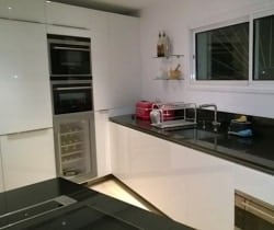 Villa Naoura: Kitchen area