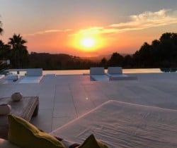 Villa Violeta-Exterior by night