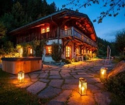 Chalet Amber: Night view
