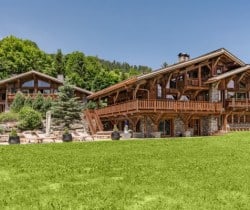 Chalet-Mystique-Exterior-by-day