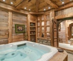 Chalet Danika: Indoor Jacuzzi