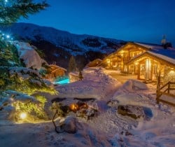 Chalet Tristan-Exterior by night