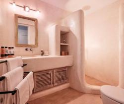 Villa-Calantha-Bathroom