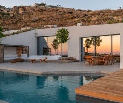 Villa-Infinity-Swimming-pool-by-night