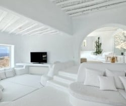 Villa Sapphira-Tv room