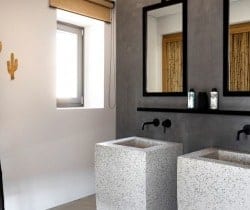 Villa-Waterfall-Master-bathroom