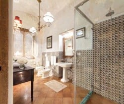 Villa Nynpha: Bathroom