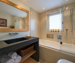 Chalet-Gabl-Bathroom