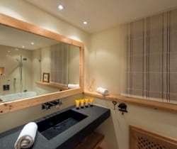 Chalet-Gabl-Bathroom