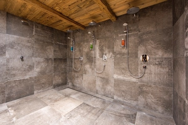 Chalet-Apartment-Nasse-Spa-showers