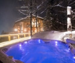 Chalet-Nevada-Outdoor-jacuzzi