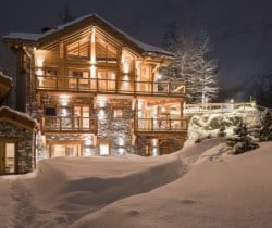 Chalet-Nevada-Exterior-by-night