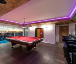 Chalet-Berarde-Bar-and-billiard-area