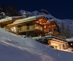 Chalet-Lavelle-Exterior-by-night