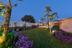 Villa Hibiscus-Garden by night